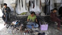 Namun, sejumlah warga lainnya yang masih bertahan di Kabul memilih untuk tetap mengoperasikan usahanya agar tetap dapat bertahan hidup.