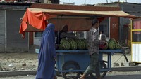 Sementara itu, berkuasanya Taliban di Kabul dan sejumlah daerah lain di Afghanistan menjadi sorotan warga dunia. Tak sedikit yang gelar aksi solidaritas untuk warga Afghanistan agar segera dievakuasi dan mendapatkan suaka dari negara lain serta menyerukan perdamaian di Afghanistan.