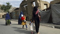 Kembali berkuasanya Taliban di Afghanistan menjadi sorotan masyarakat dunia. Tak sedikit yang mengkhawatirkan nasib para perempuan di negara tersebut. Terlebih, di saat Taliban menguasai Afghanistan pada tahun 1996-2001 sejumlah larangan ketat diterapkan untuk para perempuan di sana, salah satunya terkait izin untuk mengenyam pendidikan dan bekerja (AP Photo/Rahmat Gul).