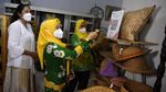 Kreatif! Emak-emak Ini Sulap Gulma Jadi Barang Berharga