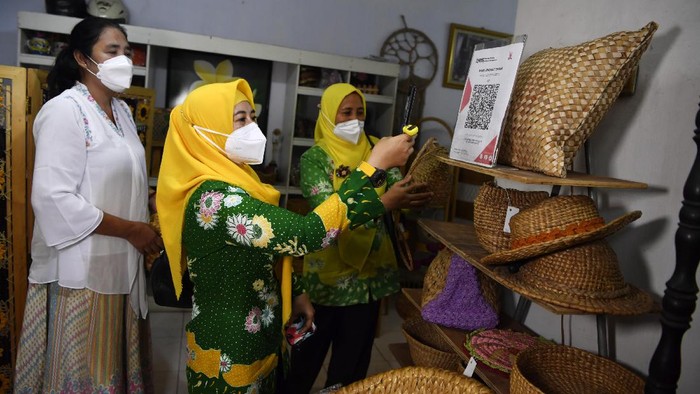 Berbagai produk anyaman yang berbahan dasar eceng gondok di UMKM Wins Rajut, Pasuruan, Jawa Timur.
