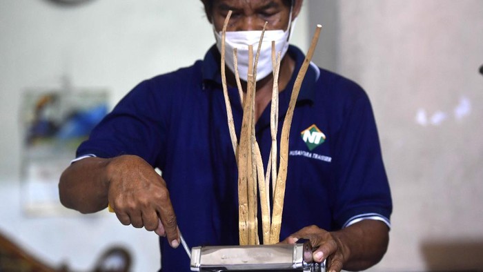 Perajin menyelesaikan kerajinan tangan yang berbahan dasar batang enceng gondok kering di UMKM Wins Rajut, Pasuruan, Jawa Timur