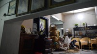 Pada 2015, dia pun memulai membuka UMKM Wins Rajut dengan memberdayakan serta melatih masyarakat sekitar khususnya ibu-ibu rumah tangga untuk menjadi perajin.