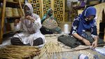 Kreatif! Emak-emak Ini Sulap Gulma Jadi Barang Berharga