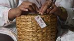 Kreatif! Emak-emak Ini Sulap Gulma Jadi Barang Berharga