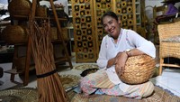 Saat pertama merintis, produk usaha rajutannya ini hanya dijual di sekitar Pasuran saja. Setelah adanya program Gerakan Nasional Bangga Buatan Indonesia (Gernas BBI), produk itu pun mulai tersebar lebih luas lagi.