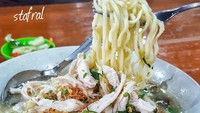 Kamu juga bisa menikmati lezatnya mie godog khas Yogyakarta denan kuah kaldu yang super gurih dan topping melimpah di Bakmi Jogja Darmawangsa. Tempat makannya cukup luas dan harga makanannya bersahabat. Satu porsinya dibanderol mulai dari Rp 24 ribu -Rp 30 ribu per porsi. Foto: Instagram @stanzazone