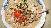Mie godog berkuah kental dengan potongan ayam kampung yang besar ini bisa kamu nikmati di Bakmi Jawa Jogja Mas Kus yang berlokasi di Palmerah, Jakarta Barat. Mie godog di sini juga terjangkau harganya yaitu Rp 17 ribu. Namun kalau mau menambah topping ayam kampung seporsi mie godognya jadi Rp 30 ribuan. Foto: Instagram @kulinersamaagam