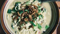 Mie godog yang hangat gurih juga bisa kamu nikmati di Bakmi Jawa Mas Wahyu. Lokasinya ada di Jalan Abdul Majid, Cipete, Jakarta Selatan. Mie godog di sini masih diolah menggunakan arang sehingga aromanya sangat khas. Satu porsinya seharga Rp 22 ribu. Foto: Instagram @ph_jonathan