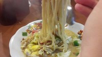 Warga Bintaro pasti sudah tak asing lagi dengan Warung Bakmi Jawa & Wedangan PaPom yang berlokasi di Taman Jajan CBD Bintaro. Warung makan ini menawarkan mie godog nikmat dan gurih yang kuahnya cukup kental. Mie godog ini bisa kamu nikmati dengan harga Rp 25 ribu. Foto: Instagram @adi.tri