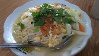 Warung Bakmi Jogja Mbah Surip juga sudah terkenal dengan sajian mie godognya yang gurih hangat. Seporsinya cukup melimpah dengan siain sayur, telur orak-arik, dan ayam kampung suwir yang sedap. Diberikan juga topping cincangan daun seledri dan bawang goeng. Mie godog ini dibanderol harga Rp 20 ribuan. Foto: Google Review/Anggi Anggraini