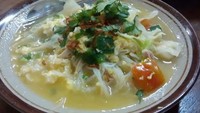 Tempat makan mie godog khas Jawa lainnya bertempat di Jalan Cempaka V No. 6, Pesanggrahan, Jakarta Selatan. Hanya menggunakan gerobak sederhana, namun soal rasa bisa diadu. Mie godog seharga Rp 21 ribu ini juga menggunakan ayam kampung suwir. Foto: Instagram @bakmijawagoletan
