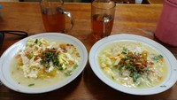 Kalau sedang berada di Jalan Raya Ragunan, Jakarta Selatan kamubisa mampir ke Bakmi Djogja Mas Komari. Rumah makan ini menawarkan mie godog yang istimewa dengan hargamulai dari Rp 25 ribu - Rp 35 ribu. Selain bakmi, kamu bisa juga memesan bihun hingga nasi goreng di sini. Foto: Google Review/Irwan Kurniawan