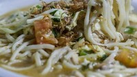 Bakmi Jawa Pak Broto juga sudah terkenal menyajikan mie godog super gurih sejak tahun 1980. Lokasinya berada di Pinang Kunciran, Tangerang. Satu porsi mie godog dengan campuran sayur, telur bebek, dan ayam suwir ditawarkan dengan harga Rp 16 ribu - Rp 20 ribu per porsinya. Foto: Instagram @bakmijawa_pakbroto_pinang