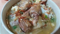 Mie godog dengan campuran ayam kampung asli bisa kamu cicipi di Bakmi Djawa Monggo. Lokasinya ada di kawasan Paninggilan, Ciledug. Kamu bisa menikmatinya dengan harga Rp 24 ribuan saja per porsinya. Foto: Instagram @bakmidjawamonggo