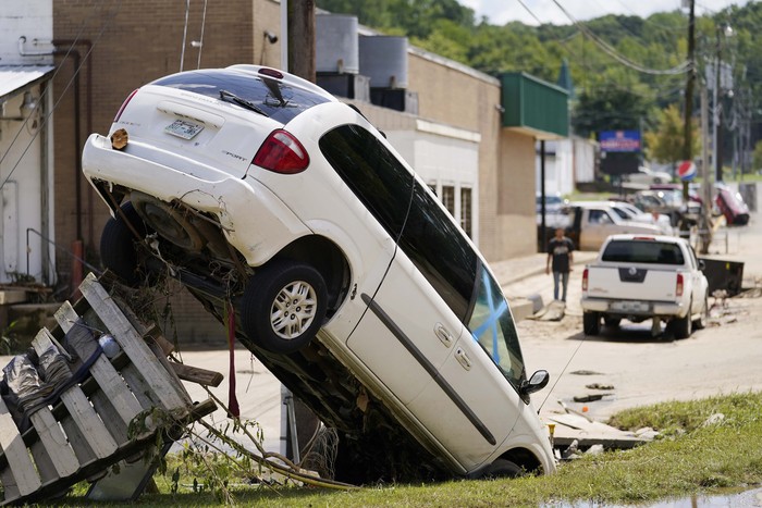 Mobil Korban Banjir di Tennessee A car leans against a utility pole Sunday, Aug. 22, 2021, in Waverly, Tenn. Heavy rains caused flooding in Middle Tennessee and have resulted in multiple deaths as homes and rural roads were washed away. (AP Photo/Mark Humphrey)