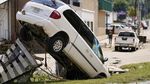Diterjang Banjir, Mobil-mobil Ini Ringsek Hingga Nungging