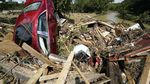Diterjang Banjir, Mobil-mobil Ini Ringsek Hingga Nungging