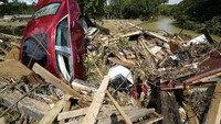 Mobil-mobil tersebut tampak ringsek.