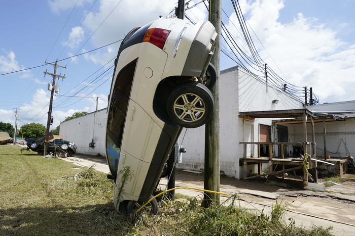 Mobil Korban Banjir di Tennessee A car leans against a utility pole Sunday, Aug. 22, 2021, in Waverly, Tenn. Heavy rains caused flooding in Middle Tennessee and have resulted in multiple deaths as homes and rural roads were washed away. (AP Photo/Mark Humphrey)
