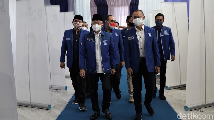 Sejumlah tokoh hadiri perayaan HUT ke-23 PAN. Presiden Joko Widodo pun turut hadir secara virtual mengucapkan selamat ulang tahun untuk PAN.