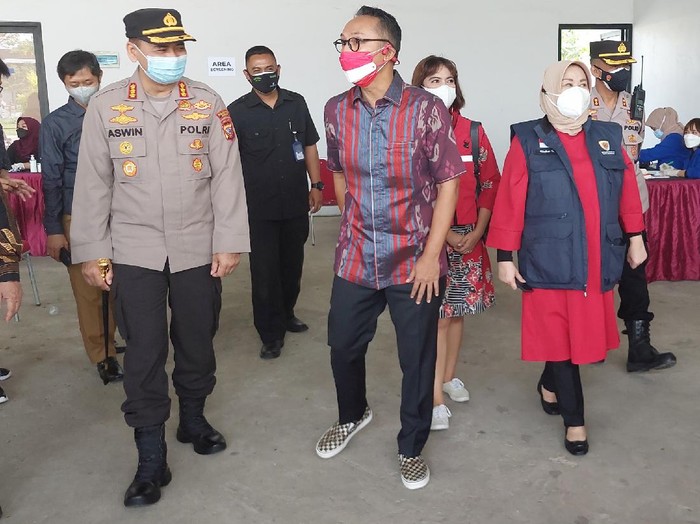 Nico Siahaan saat mantau vaksinasi di Bandung