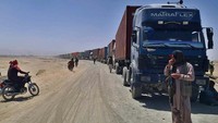 Perbatasan ini juga menjadi pintu masuk truk-truk yang mengangkut barang ke Afghanistan.