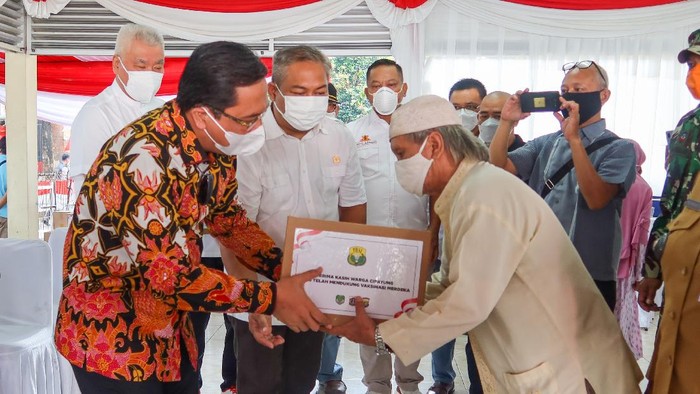 PBSI melakukan bakti sosial.