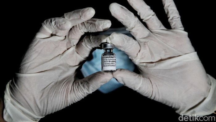 Pemberian Perdana Vaksin Pfizer untuk Warga Kelapa Gading Vaksinator menyuntikan vaksin Pfizer kepada warga di kawasan Gedung Judo Kelapa Gading, Jakarta Utara, Senin (23/8). Pada hari ini vaksin Pfizer diberikan secara serentak di Jakarta.