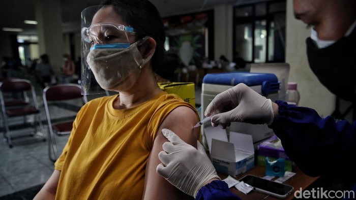 Vaksinator menyuntikan vaksin Pfizer kepada warga di kawasan Gedung Judo Kelapa Gading, Jakarta Utara, Senin (23/8). Pada hari ini vaksin Pfizer diberikan secara serentak di Jakarta.