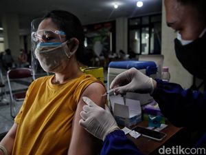 Luhut: Syarat Turun Level PPKM di Jawa-Bali, Cakupan Vaksinasi Tinggi