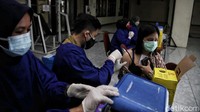 Total ada 300 kuota vaksin Pfizer yang akan diberikan kepada warga di kawasan Gedung Judo Kelapa Gading, Jakarta Utara, Senin (23/8).