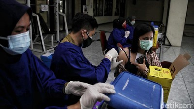 Perdana! Warga Jakarta Disuntik Vaksin COVID-19 Pfizer