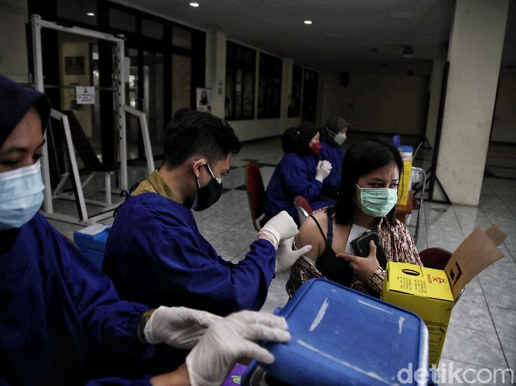 Perdana! Warga Jakarta Disuntik Vaksin COVID-19 Pfizer
