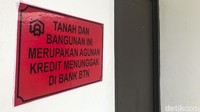 Penampakan rumah yang diberi stiker penunggakan di Permata Mutiara Maja, Banten.  