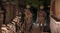 Sementara itu, melansir AP, tembok perbatasan baru yang memisahkan Turki dari Iran menutupi sepertiga dari perbatasan sepanjang 540 kilometer (335 mil), meninggalkan banyak celah bagi para migran untuk menyelinap di tengah malam.