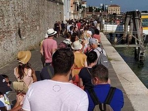 Kebanjiran Turis Lagi, Venesia Kerahkan Petugas Bersenjata Cegah Kerumunan