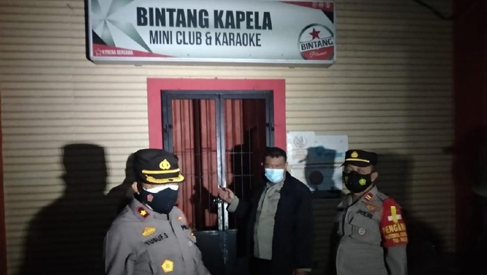 Petugas menggerebek tempat hiburan malam dan kafe yang beroperasi di masa PPKM level 4 di Jatinegara, Jaktim (dok.Polsek Jatinegara)