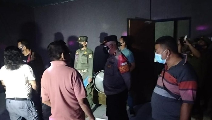 Petugas menggerebek tempat hiburan malam dan kafe yang beroperasi di masa PPKM level 4 di Jatinegara, Jaktim (dok.Polsek Jatinegara)