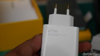 Charger ini punya daya maksimal 67W, yang lazimnya hanya tersedia di ponsel flagship Xiaomi. Foto: detikINET/Anggoro Suryo Jati