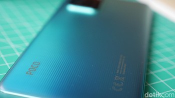 Bagian belakang Poco X3 GT punya tekstur beralur yang unik, nyaman digenggam dan tak licin. Foto: detikINET/Anggoro Suryo Jati