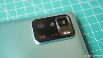 Di sektor kamera, Poco X3 GT punya tiga kamera belakang. Yaitu kamera utama 64MP, kamera ultrawide 8MP, dan kamera makro 2MP. Foto: detikINET/Anggoro Suryo Jati