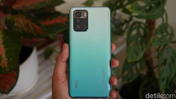 Poco X3 GT punya desain tepian yang membulat serta bobot ringan 193g dengan ketebalan 8.9mm. Foto: detikINET/Anggoro Suryo Jati