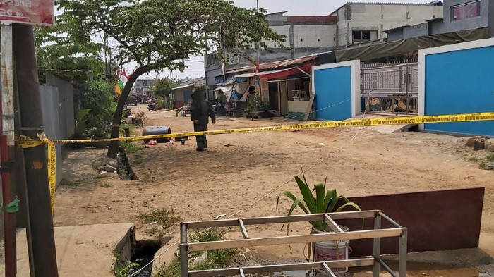 Polisi olah TKP di lokasi penemuan benda dicurigai bom di Bekasi (dok.istimewa)