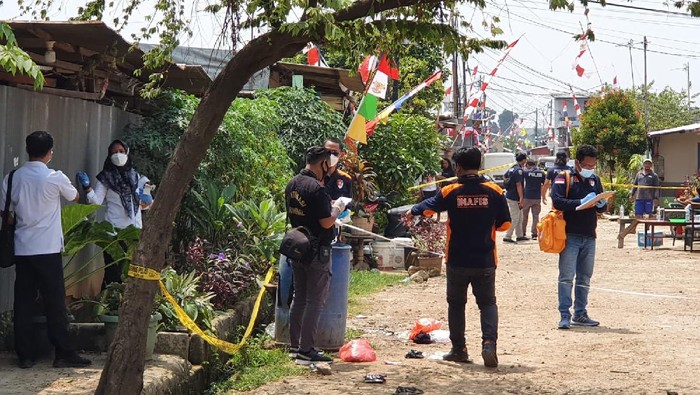 Polisi olah TKP di lokasi penemuan benda dicurigai bom di Bekasi (Isal/detikcom)