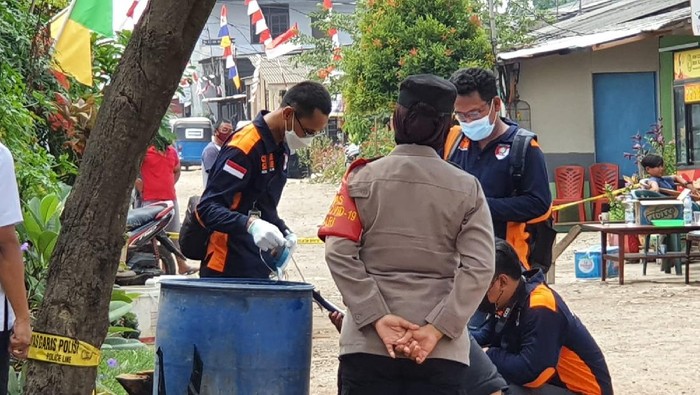 Polisi olah TKP di lokasi penemuan benda dicurigai bom di Bekasi (Isal/detikcom)