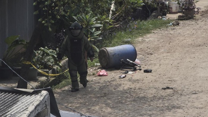 Penemuan benda mirip bom dalam tong sampah di Bekasi, Jawa Barat, bikin geger warga. Benda itu kini sudah didisposal oleh Tim Gegana dan dipastikan bukan bom.