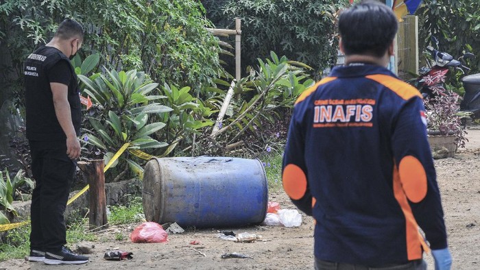 Polisi Olah TKP Lokasi Penemuan Benda Mirip Bom dalam Tong di Bekasi Penemuan benda mirip bom dalam tong sampah di Bekasi, Jawa Barat, bikin geger warga. Benda itu kini sudah didisposal oleh Tim Gegana dan dipastikan bukan bom.