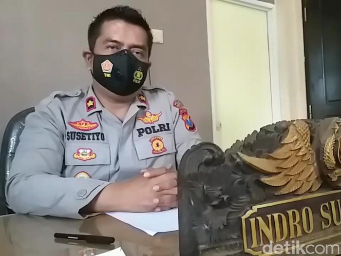 Seorang pria dihajar warga Pasuruan karena melakukan percobaan pemerkosaan terhadap pegawai konter HP, dalam kamar mandi. Bagaimana ia memulai aksi nekat tersebut?