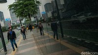 Beginilah situasi mobilitas warga di ruas jalan Sudirman-Thamrin Jakarta saat Ibu Kota diklaim berstatus zona hijau COVID-19, Senin (23/8/2021). 